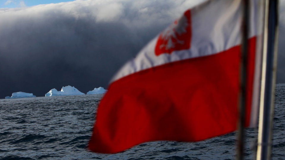 Biało-czerwona na białym. Załoga "Selmy" dotarła do Wyspy Piotra I na antarktycznym Morzu Bellingshausena. Fot. T. Łopata/Selma Expeditions