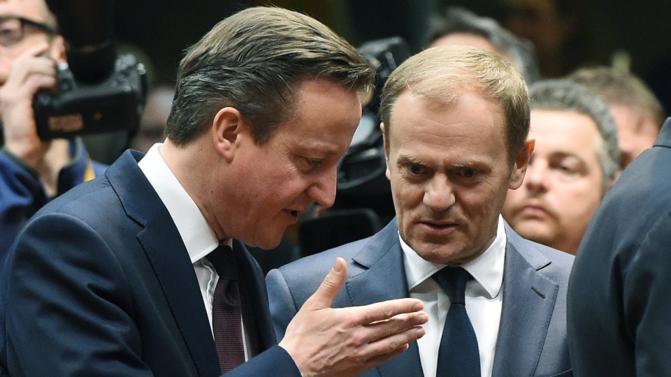 Przewodniczący Rady Europejskiej Donald Tusk (C) i premier Wielkiej Brytanii David Cameron (L) podczas obrad drugiego dnia szczytu Unii Europejskiej w Brukseli. Fot. PAP/Radek Pietruszka
