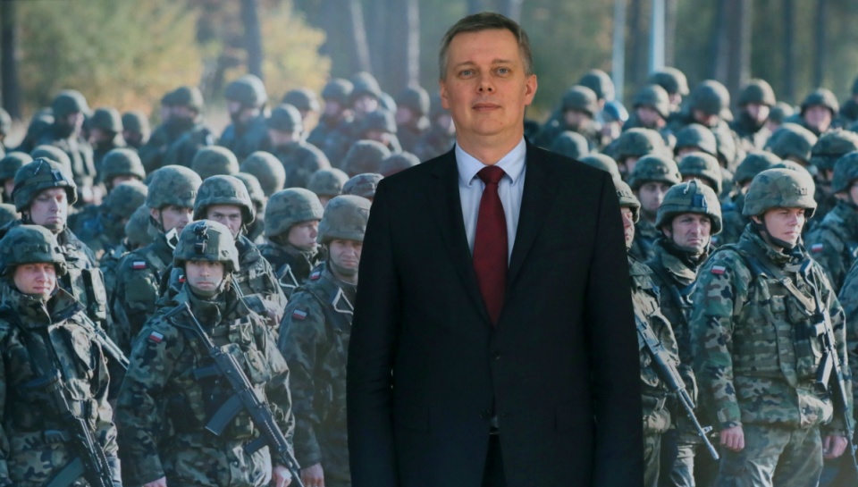 Resort obrony zdecydował się "rozpocząć nowy etap działalności Narodowych Sił Rezerwowych" - powiedział w Warszawie szef MON, Tomasz Siemoniak. Fot. PAP/Tomasz Gzell