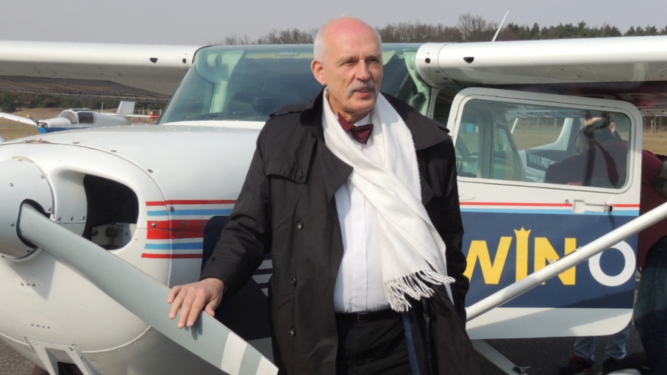 Janusz Korwin-Mikke przyleciał do Todrunia awionetką nazwaną przes sztabowców "Air Korwin One". Fot. Michał Zaręba