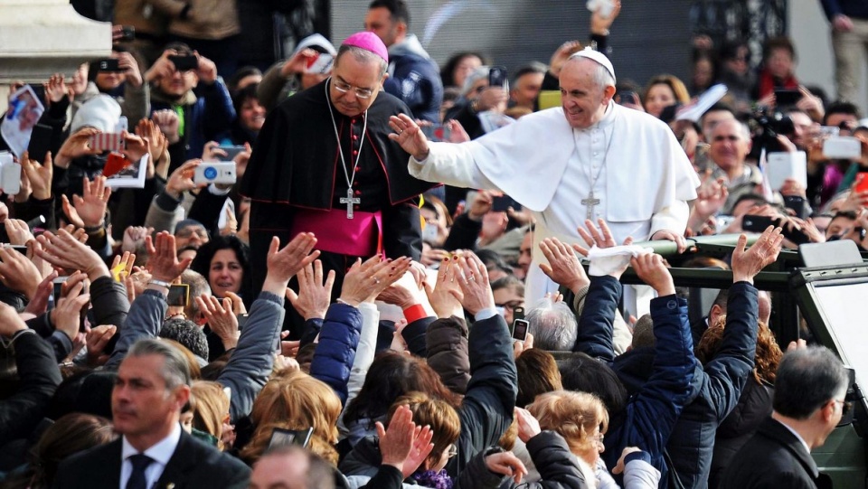 Papież Franciszek zaapelował w Neapolu do świata przestępczego o nawrócenie na "miłość i sprawiedliwość". Fot. PAP/EPA