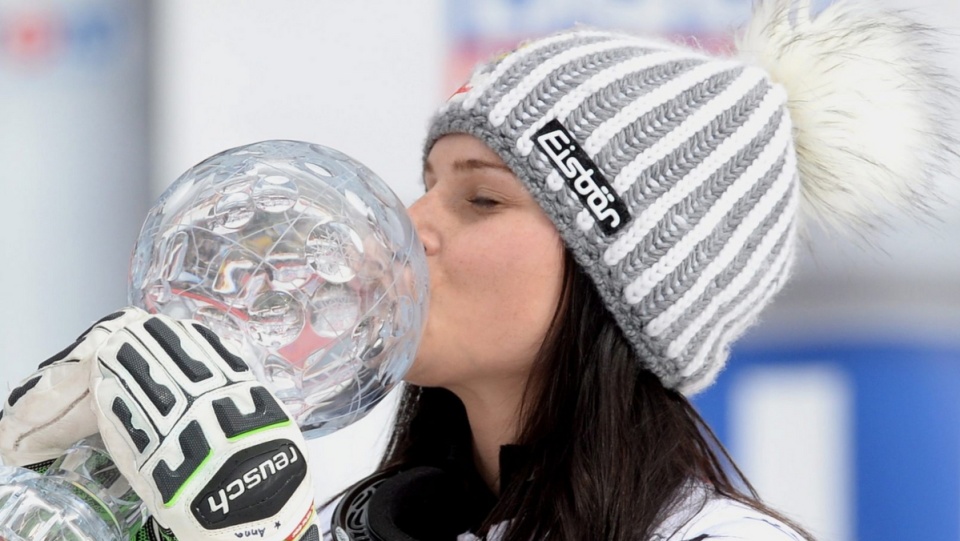 Austriaczka Anna Fenninger cieszy się ze zdobycia Kryształowej Kuli. Fot. PAP/EPA/PATRICK SEEGER