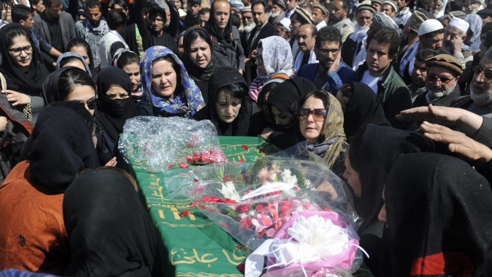 Setki Afgańczyków uczestniczyły w niedzielę w Kabulu w pogrzebie 27-letniej kobiety zlinczowanej za rzekome spalenie Koranu. PAP/EPA/JAWAD JALALI