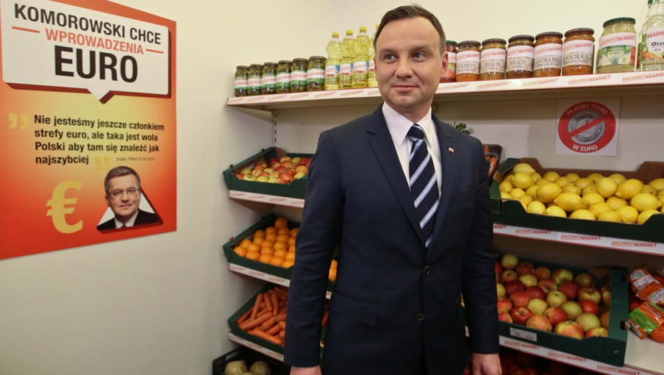 Kandydat PiS na urząd prezydenta RP - Andrzej Duda, podczas otwarcia sklepu "Bronko-Market" w Warszawie. Fot. PAP/Rafał Guz