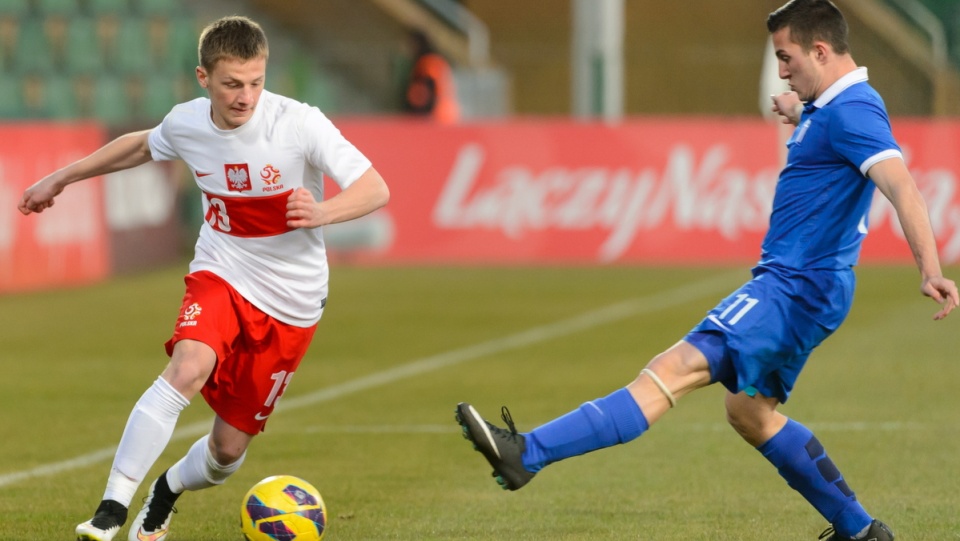 Gracz reprezentacji Polski Mateusz Spychała (L) i Grek Kostas Kirtzialidis (P) podczas meczu obu drużyn narodowych w Grodzisku Wlkp., 23 bm. w eliminacyjnym turnieju do piłkarskich mistrzostw Europy U-17. Fot. PAP/Jakub Kaczmarczyk