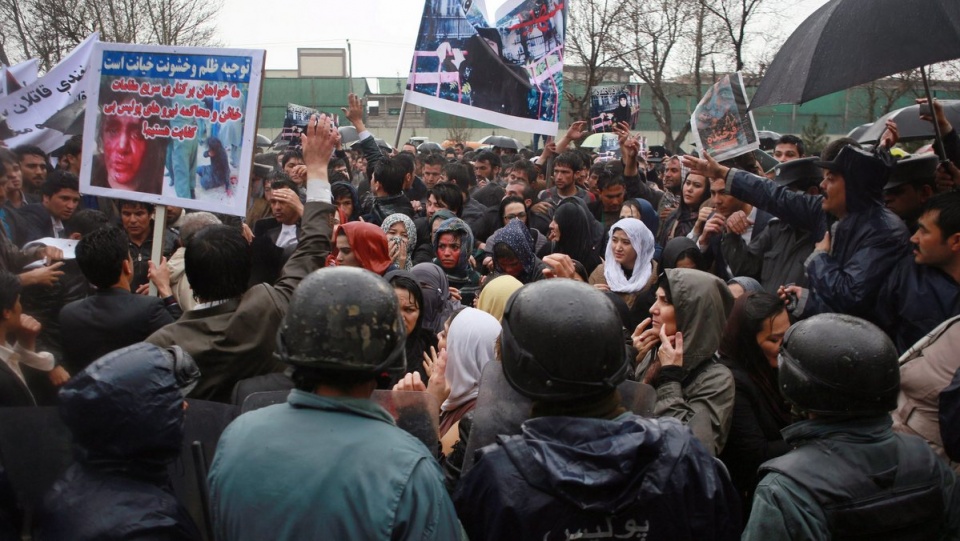 "Sprawiedliwości dla Farhondy!", "Śmierć dla zabójców", "Zabójcy Farhondy muszą zostać ukarani" - wykrzykiwali manifestanci w Kabulu. Fot. PAP/EPA