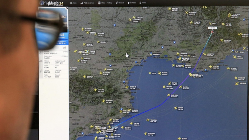Dokładny punkt katastrofy Airbusa A320, na mapie monitora śledzącego lot samolotu Germanwings z Barcelony do Duesseldorfu. Fot. PAP/EPA