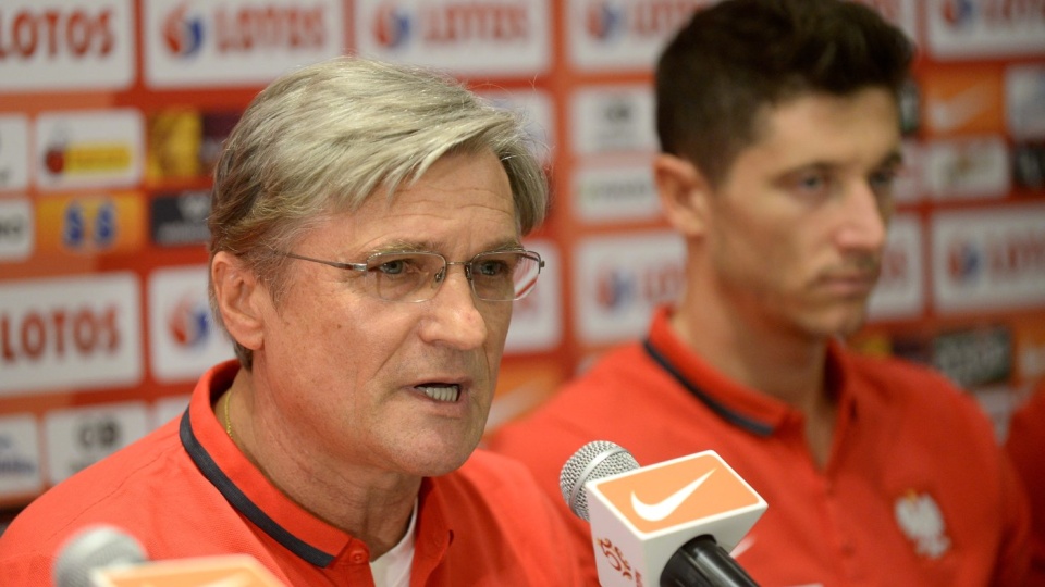 Trener piłkarskiej reprezentacji Polski Adam Nawałka (L) i kapitan kadry Robert Lewandowski (P) podczas konferencji prasowej w Warszawie. Fot. PAP/Bartłomiej Zborowski