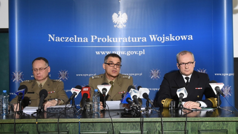 Szef Wojskowej Prokuratury Okręgowej w Warszawie płk Ireneusz Szeląg (C), jego zastępca płk Ryszard Filipowicz (L) i p.o. rzecznika prasowego Naczelnego Prokuratora Wojskowego ppłk Janusz Wójcik (P). Fot. PAP/Radek Pietruszka