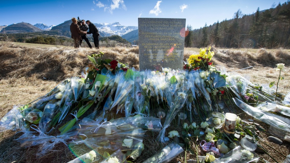 Symboliczna płyta upamiętniająca ofiary katastrofy Airbusa A320 linii Germanwings. For. PAP/EPA