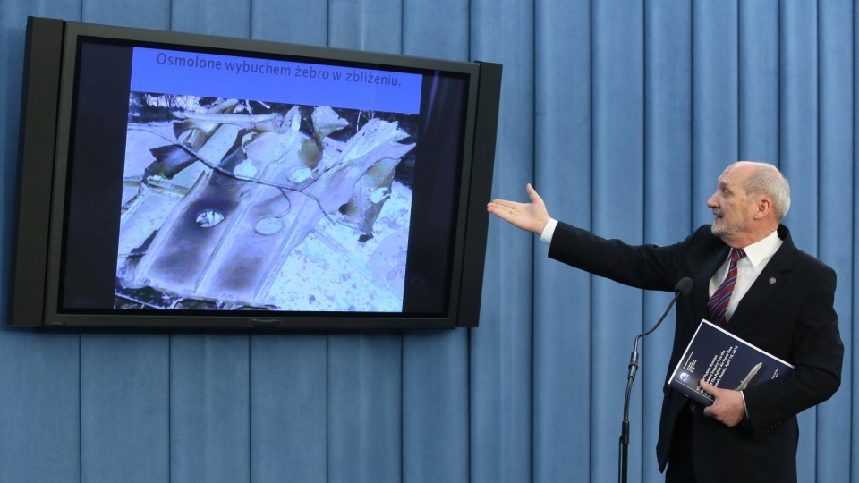 Szef Zespołu Parlamentarnego ds. Zbadania Przyczyn Katastrofy TU-154M z 10 kwietnia 2010 r. podczas konferencji prasowej. Fot. PAP/Tomasz Gzell