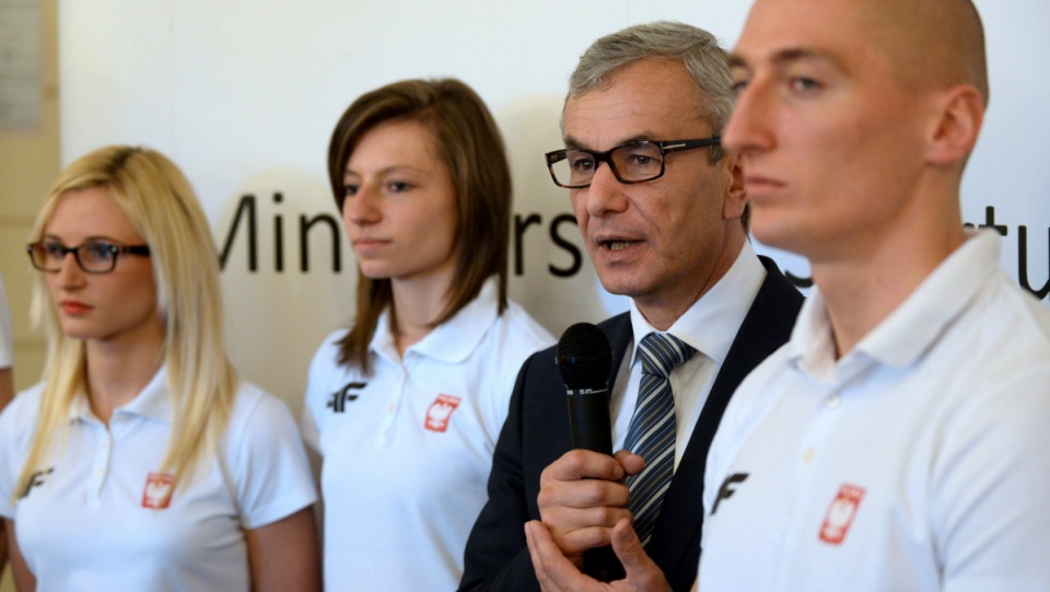 Minister sportu Andrzej Biernat pogratulował lekkoatletom im medali zdobytych w ostatnich halowych mistrzostwach Europy. Fot. PAP/Bartłomiej Zborowski