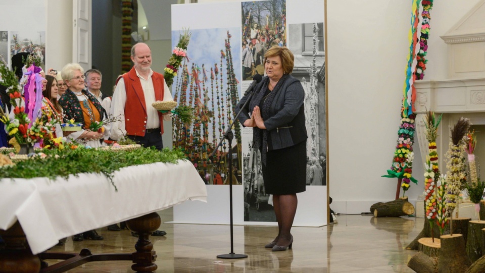 Wykonywanie palm jest czynnością, która jednoczy rodziny - mówiła Anna Komorowska. Fot. PAP/Jakub Kamiński