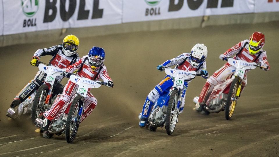 Polacy Krzysztof Kasprzak (kask czerwony) i Jarosław Hampel (niebieski) oraz Duńczycy Nicki Pedersen (biały) i Niels Kristian Iversen (żółty) w jednym z biegów podczas nieoficjalnych mistrzostwa świata par na żużlu. Fot.PAP/Tytus Żmijewski