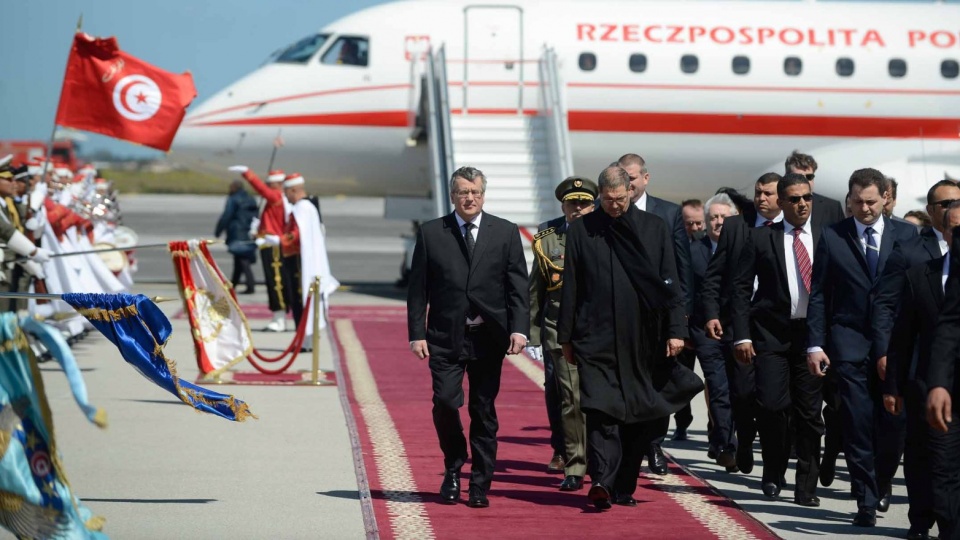Prezydent RP Bronisław Komorowski podczas powitania na lotnisku w Tunisie. Fot. PAP/Jakub Kamiński