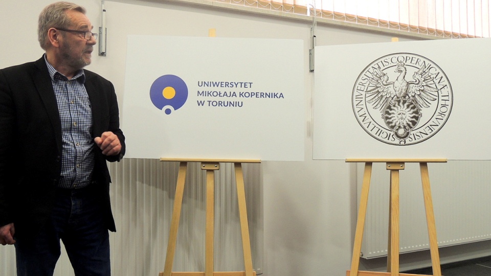 Nowe logo toruńskiej uczelni obrazuje minimalistyczne podejście do idei Kopernika i idei Układu Słonecznego - wyjaśnia Edward Saliński, grafik z Wydziału Sztuk Pięknych UMK. Fot. Monika Kaczyńska