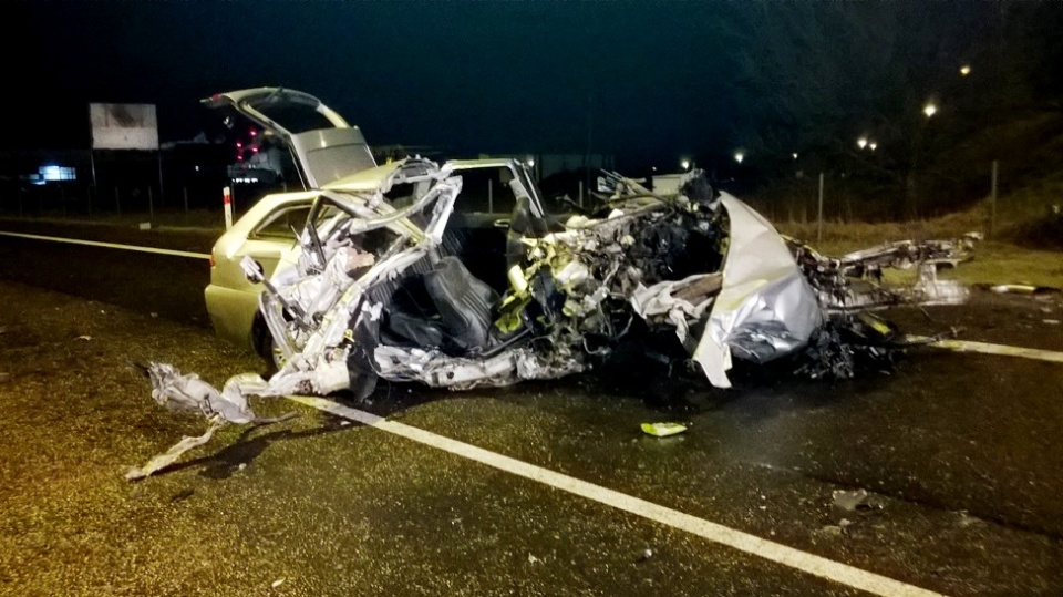 Kierujący samochodem z nieznanych przyczyn zjechał z drogi na pobocze, a następnie uderzył w filar wiaduktu. Fot. KPP w Świeciu