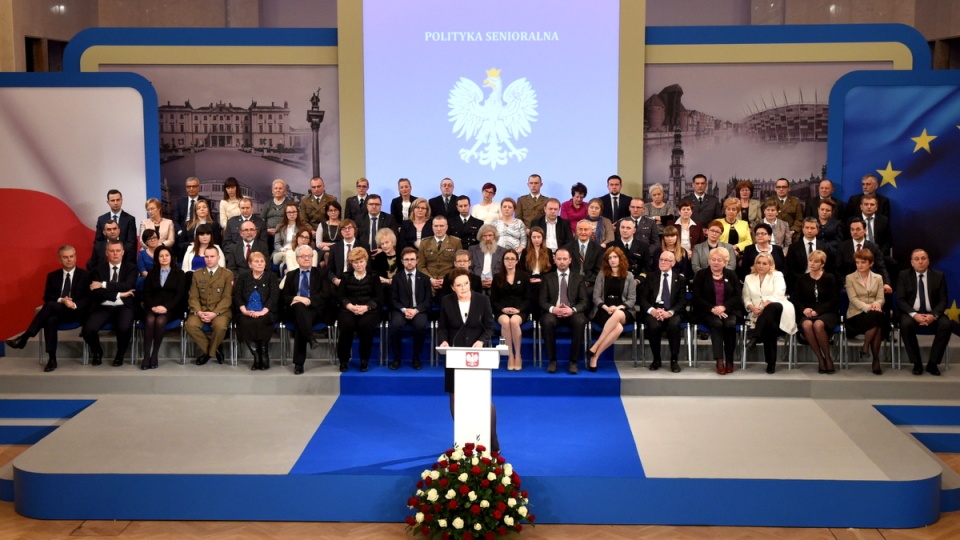 Premier Ewa Kopacz (C), podczas wystąpienia w związku z półroczem rządu w Warszawie. PAP/Radek Pietruszka