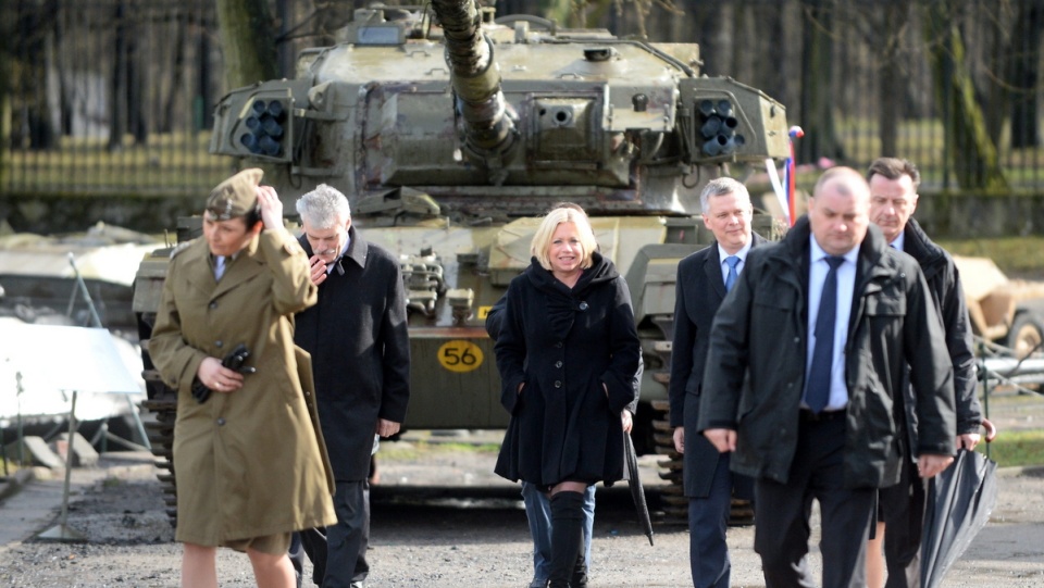 Minister obrony Królestwa Niderlandów Jeanine Hennis-Plasschaert (C) oraz wicepremier, minister obrony narodowej Tomasz Siemoniak (3P) na tle czołgu CENTURION MK-5, podarowanego Polsce przez króla Niderlandów. Fot. PAP/Bartłomiej Zborowski