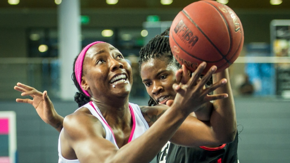 Zawodniczka Artego Bydgoszcz Amisha Carter (L) walczy o piłkę z Amber Harris (P) z Energii Toruń podczas pierwszego półfinałowego meczu Tauron Basket Ligi Kobiet. Fot. PAP/Tytus Żmijewski