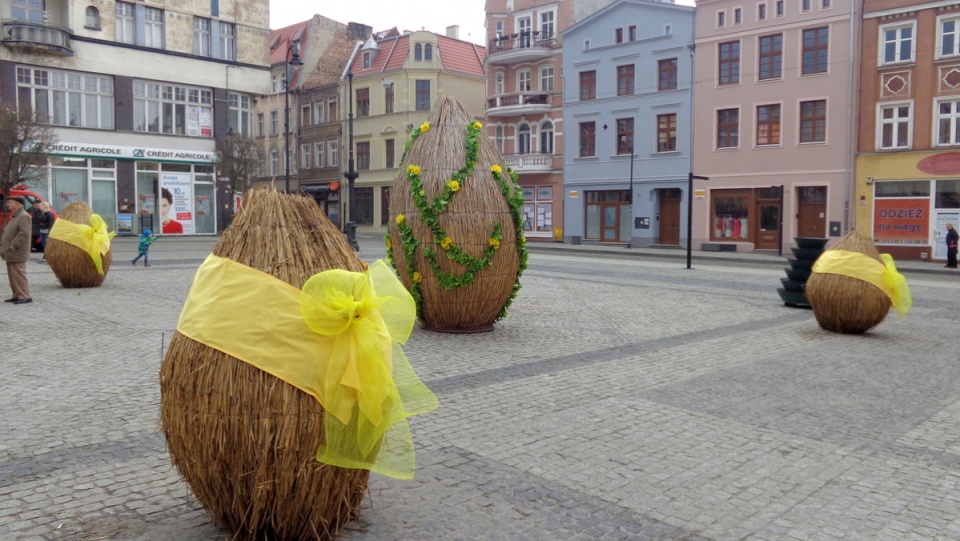 Spacerujący po grudziądzkim rynku mogą podziwiać słomiane jaja wielkanocne, które ozdobiły centrum miasta. Fot. Marcin Doliński