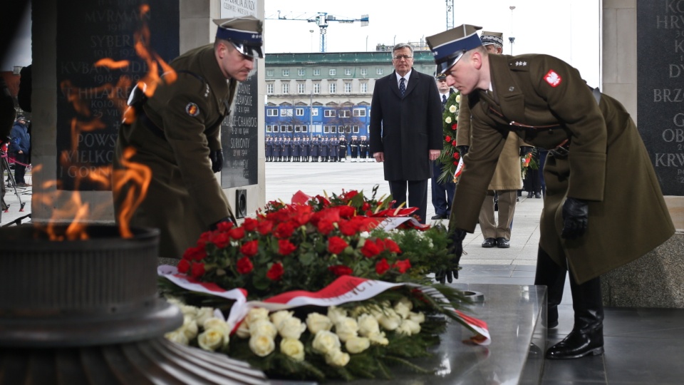 Prezydent RP Bronisław Komorowski składa wieniec podczas uroczystości z okazji 75. rocznicy Zbrodni Katyńskiej. Fot. PAP/Rafał Guz