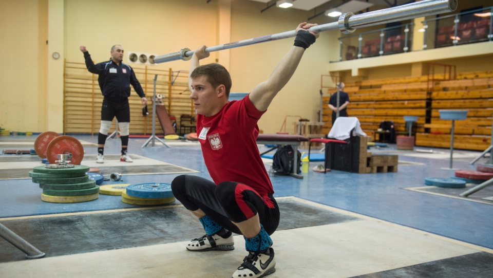 Dominik Kozłowski z Zawiszy Bydgoszcz podczas treningu sztangistów reprezentacji Polski w COS Spała. Fot. PAP/Grzegorz Michałowski