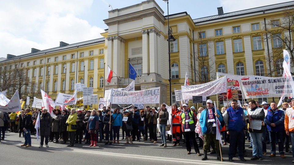 Kilkuset pracowników służby zdrowia pod kancelarią premiera w Warszawie. Fot. PAP/Radek Pietruszka