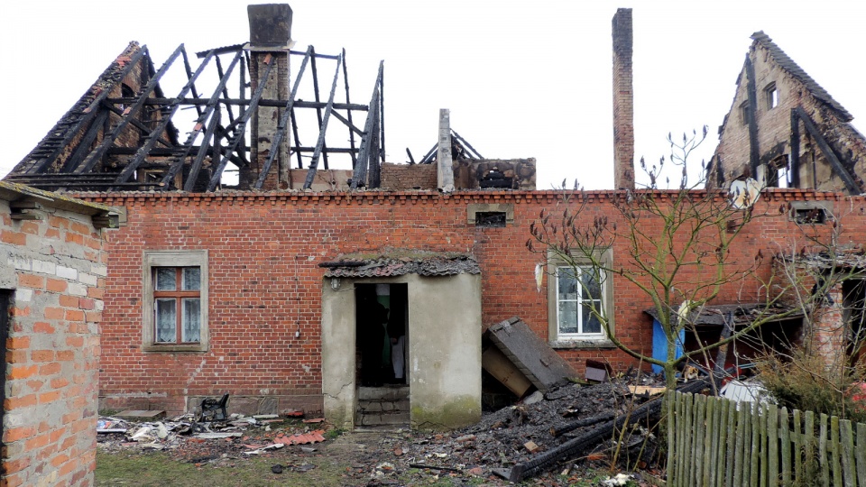 Spalony dom w Dębionce w gminie Sadki nie nadaje się do zamieszkania. Fot. Lech Przybyliński