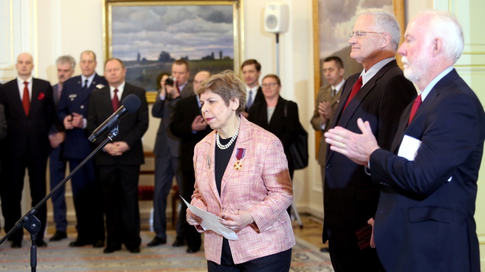 Odznaczona badaczka Krystyna Piórkowska oraz synowie odznaczonych pośmiertnie oficerów armii USA. Fot. PAP/Leszek Szymański