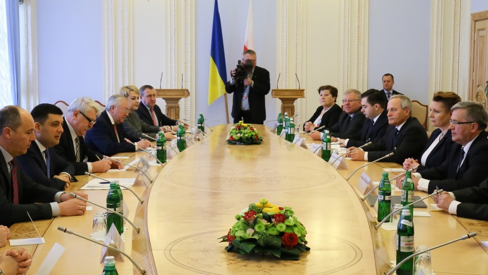 Prezydent RP Bronisław Komorowski (2P), minister kultury Małgorzata Omilanowska (3P), szef BBN Stanisław Koziej (4P) oraz przewodniczący Rady Najwyższej Ukrainy Wołodymyr Hrojsman (2L) podczas spotkania w siedzibie Rady Najwyższej w Kijowie. Fot. PAP/Paweł Supernak