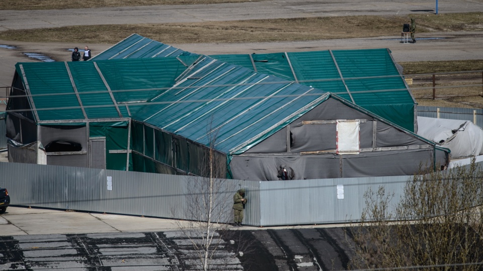 Hangar, w którym znajduje się wrak samolotu prezydenckiego Tu-154M na terenie lotniska wojskowego w Smoleńsku. Fot. PAP/Wojciech Pacewicz