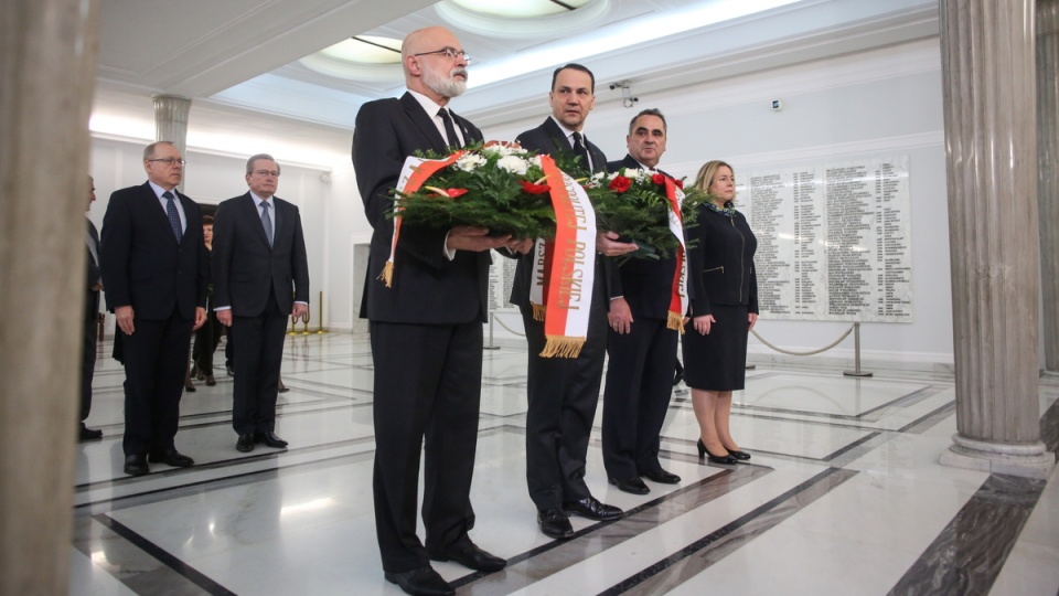 Od lewej: senator Marek Rocki, marszałek Sejmu Radosław Sikorski, wicemarszałek Sejmu Eugeniusz Grzeszczak i wicemarszałek Sejmu Wanda Nowicka złożyli kwiaty pod tablicą upamiętniającą posłów i senatorów - ofiary katastrofy prezydenckiego Tu-154M w 5. rocznicę katastrofy smoleńskiej w Sejmie. Fot. PAP/Leszek Szymański