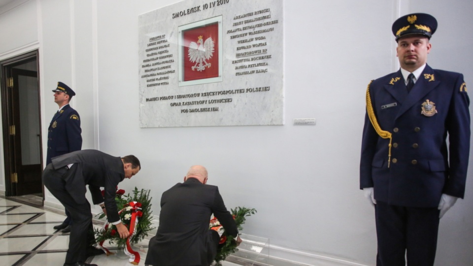 Senator Marek Rocki (2P) i marszałek Sejmu Radosław Sikorski (2L) złożyli kwiaty pod tablicą upamiętniającą posłów i senatorów - ofiary katastrofy prezydenckiego Tu-154M w 5. rocznicę katastrofy smoleńskiej w Sejmie. Fot. PAP/Leszek Szymański