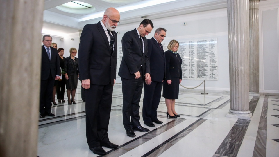 Od lewej: senator Marek Rocki, marszałek Sejmu Radosław Sikorski, wicemarszałek Sejmu Eugeniusz Grzeszczak i wicemarszałek Sejmu Wanda Nowicka złożyli kwiaty pod tablicą upamiętniającą posłów i senatorów - ofiary katastrofy prezydenckiego Tu-154M w 5. rocznicę katastrofy smoleńskiej w Sejmie. Fot. PAP/Leszek Szymański