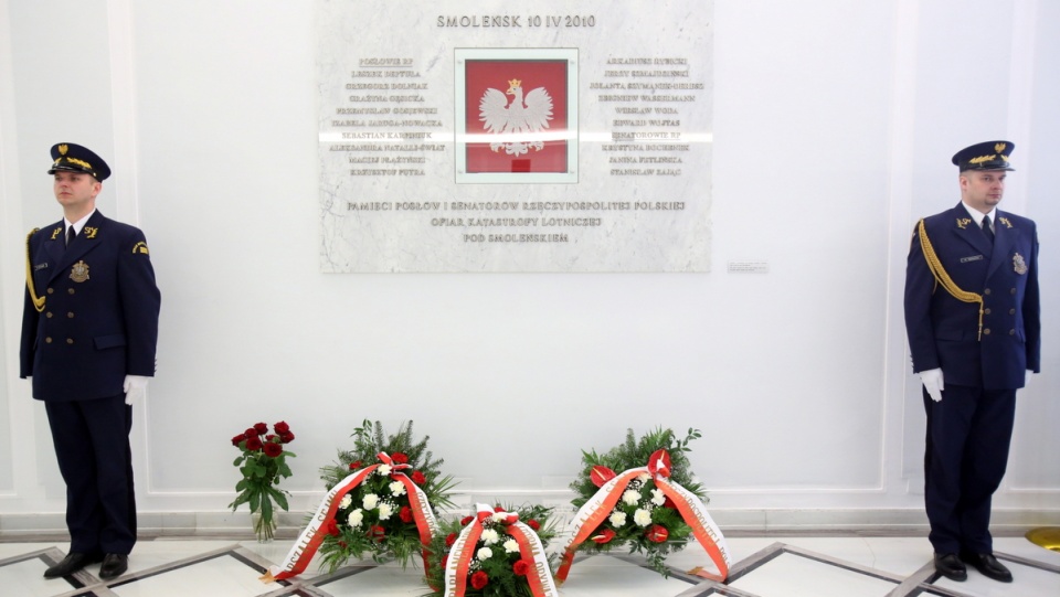Kwiaty, złożone przez marszałka Radosława Sikorskiego i wicemarszałków Sejmu pod tablicą upamiętniającą posłów i senatorów - ofiary katastrofy prezydenckiego Tu-154M, w 5. rocznicę katastrofy smoleńskiej w Sejmie. Fot. PAP/Leszek Szymański