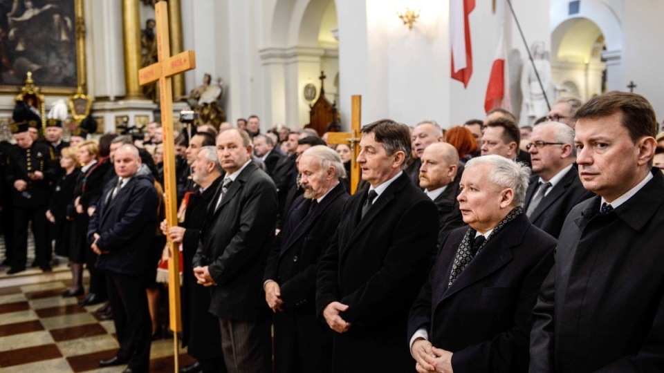 Prezes PiS Jarosław Kaczyński (2P), szef KP PiS Mariusz Błaszczak (P) oraz wicemarszałek Sejmu, poseł PiS Marek Kuchciński (3P) podczas mszy świętej w intencji ofiar katastrofy smoleńskiej. Fot. PAP/Jakub Kamiński