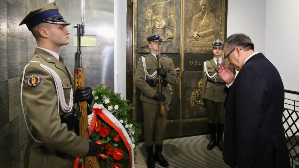 Prezydent Bronisław Komorowski (P) złożył wieniec przed tablicą upamiętniającą ofiary katastrofy smoleńskiej w Katedrze Polowej WP w Warszawie w 5. rocznicę katastrofy. Fot. PAP/Paweł Supernak