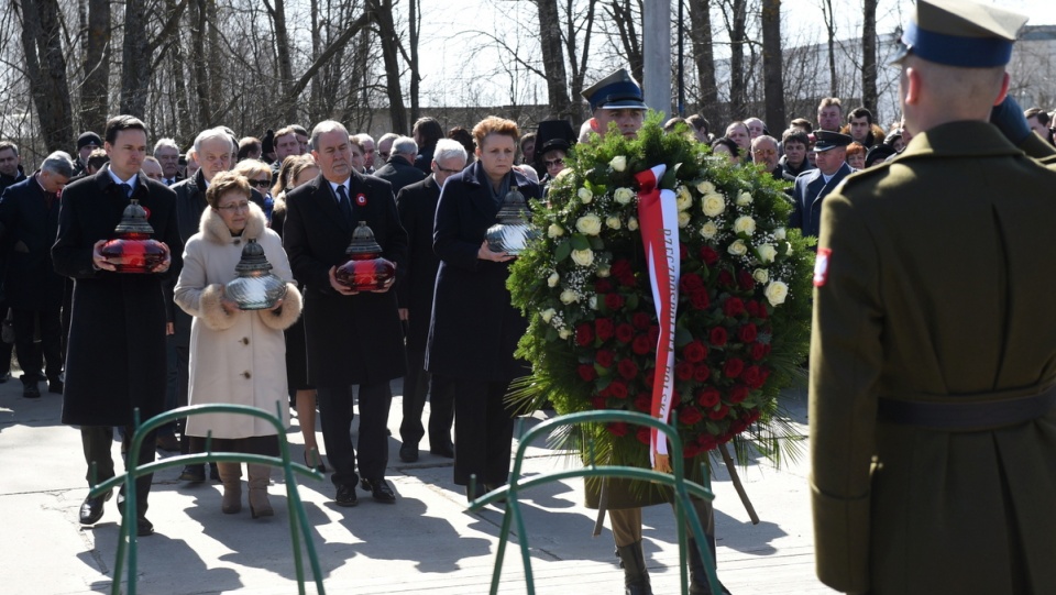 Minister kultury i dziedzictwa narodowego Małgorzata Omilanowska (P), szef KPRM Jacek Cichocki (L), wicemarszałek Senatu Jan Wyrowiński (2P) i wicemarszałek Sejmu Elżbieta Radziszewska (2L) składają kwiaty i znicze w miejscu katastrofy prezydenckiego samolotu Tu-154 w Smoleńsku. Fot. PAP/Radek Pietruszka