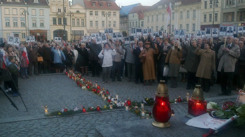 Około 150 osób wzięło udział w marszu portretów wszystkich 96 ofiar katastrofy smoleńskiej samolotu TU-154M. Fot. Andrzej Krystek