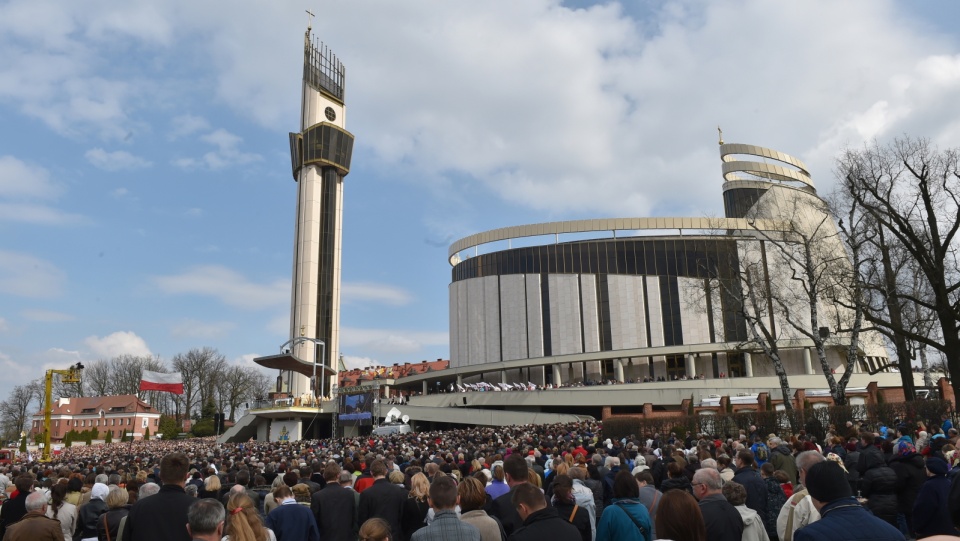 Wierni podczas uroczystej mszy św. podczas Święta Miłosierdzia Bożego w Sanktuarium Bożego Miłosierdzia w Krakowie - Łagiewnikach. Fot. PAP/Jacek Bednarczyk