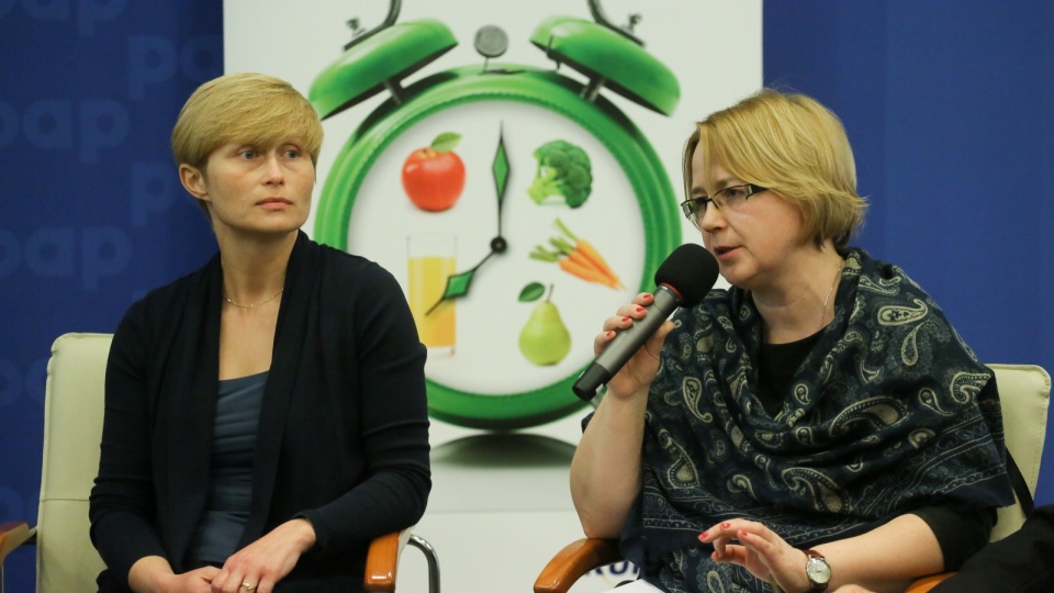Psycholog z Centrum Zdrowia Dziecka Justyna Korzeniewska (z lewej) i profesor Katarzyna Stoś z Instytutu Żywności i Żywienia podczas debaty. Fot. PAP/Paweł Supernak
