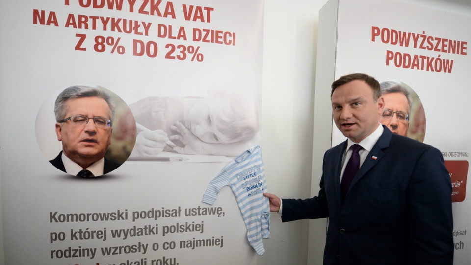 Kandydat PiS na prezydenta RP Andrzej Duda podczas konferencji prasowej pt. "Festiwal niespełnionych obietnic Bronisława Komorowskiego" w Warszawie. Fot.PAP/Bartłomiej Zborowski