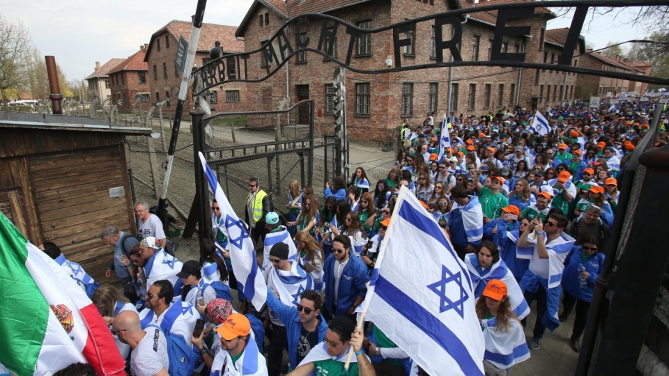 Ok. 10 tys. Żydów oraz młodych Polaków przeszło w Marszu Żywych, tzw. drogą śmierci z byłego niemieckiego obozu Auschwitz I do Auschwitz II-Birkenau. Fot. PAP/Stanisław Rozpędzik