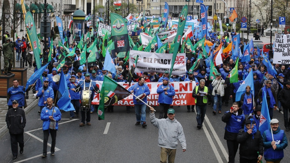 Uczestnicy demonstracji organizowanej przez Ogólnopolskie Porozumienie Związków Zawodowych, podczas przemarszu ulicami Warszawy. Fot. PAP/Paweł Supernak