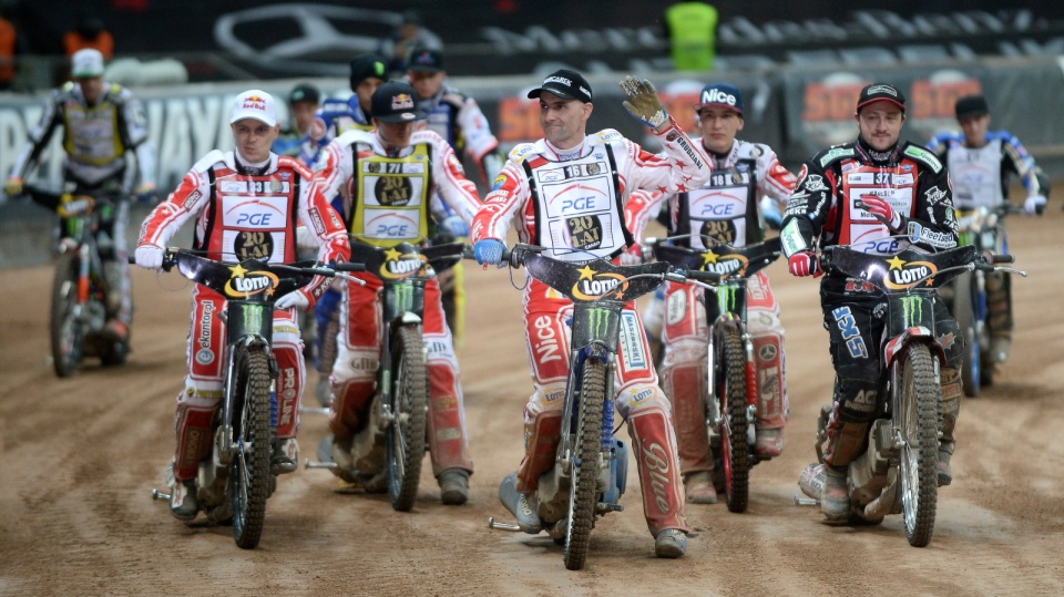 Tomasz Gollob żegna się z kibicami po Grand Prix Polski w Warszawie, dla którego był to prawdopodobnie ostatni występ w cyklu. Fot. PAP/Bartłomiej Zborowski