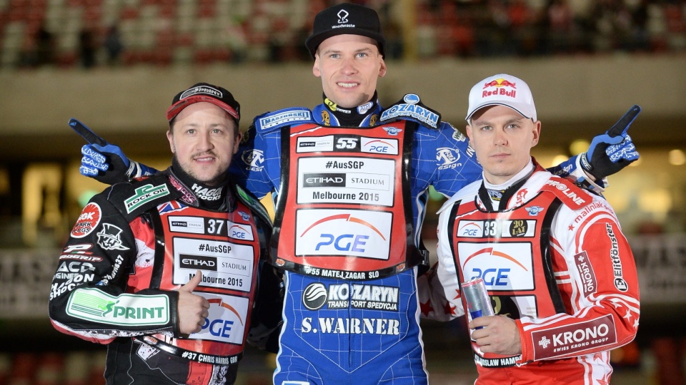 Podium SGP w Warszawie. Zawody przerwano po 12 biegach. Zwycięzcą został Słoweniec Matej Zagar (C), 2. miejsce zajął Brytyjczyk Chris Harris (L), 3. był Polak Jarosław Hampel (P). Fot. PAP/Bartłomiej Zborowski