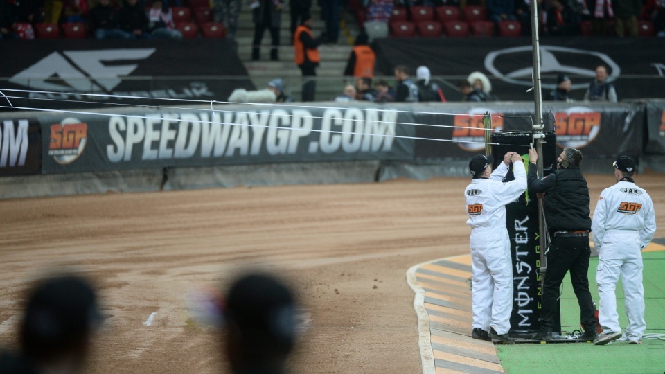 Problemy z taśmą startową podczas żużlowego Grand Prix Polski na Stadionie Narodowym w Warszawie. Fot. PAP/Bartłomiej Zborowski