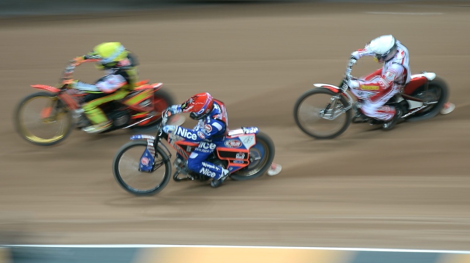 Polak Maciej Janowski (kask biały), Amerykanin Greg Hancock (czerwony) i Duńczyk Michael Jepsen Jensen (żółty) podczas Grand Prix Polski na Stadionie Narodowym w Warszawie. Fot. PAP/Bartłomiej Zborowski