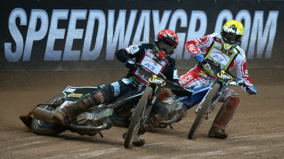 Tomasz Gollob (kask żółty) i Brytyjczyk Tai Woffinden (czerwony) podczas Grand Prix Polski na Stadionie Narodowym w Warszawie. Fot. PAP/Bartłomiej Zborowski